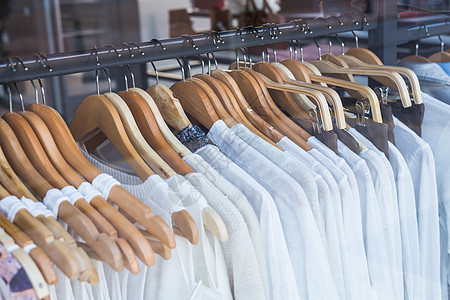木机架上不同颜色的时装服装的选择选择商品织物衣架壁橱衣服活力纺织品店铺造型师衬衫图片