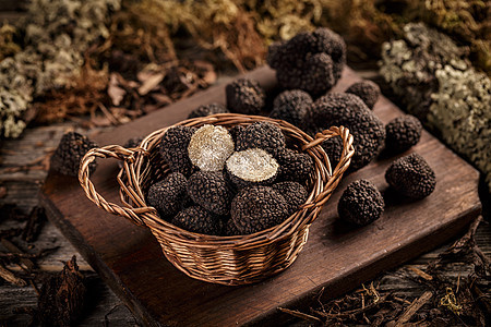 昂贵的黑松露果美食蘑菇食物篮子调味品熟食味道柳条季节静物美味作品图片