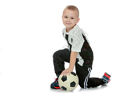 小男孩在玩足球球呢孩子运动青年竞赛活动护胫草地体育场竞技男生图片