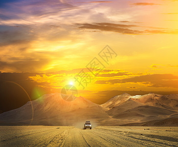 汽车经过沙漠的旅游者图片