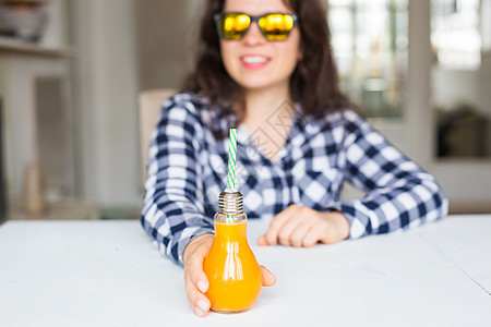 饮食 健康生活方式和戒毒概念     身戴太阳镜的年轻女子 瓶装橙汁 看起来像灯果汁闲暇衣服橙子女士女性液体房间成人玻璃图片