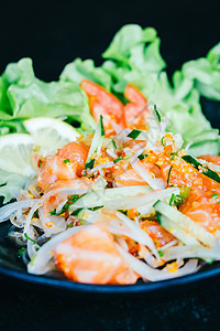 辣辣鲑鱼沙拉美食海鲜叶子草本植物食物盘子蔬菜白色午餐图片