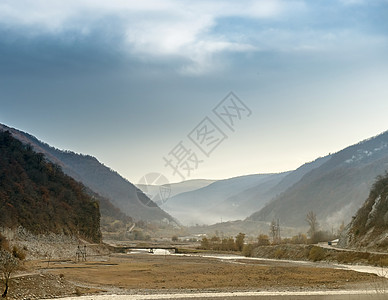 格鲁吉亚军事公路沿线的山区地貌和地形图场景运输划分风景自由国家旅行森林沥青曲线背景图片