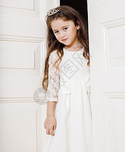 家里可爱的小女孩 开着门 穿着白衣服穿得漂亮 可爱的牛奶仙牙图片