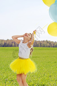 气球拱门拿着气球的小女孩在手里快乐绿色草地场地幸福童年天空生日白色孩子们背景