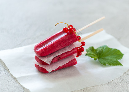 红色的卷曲旋冰淇淋在彼此之上浆果乡村水果叶子糖果奶油说谎棒冰餐巾冰淇淋图片