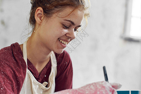 开心的女士在室内装修房里画一个房间工作女孩工人装修艺术家画笔绘画检查头发房子图片