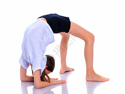 体操运动员在地板上表演一种杂技元素运动舞蹈健身房平衡活动女孩乐趣童年孩子女性图片