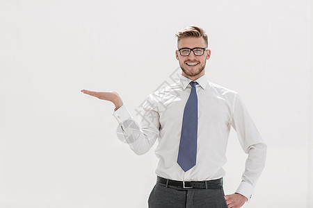 一个商务人士拿着一个虚拟物体 在他的棕榈上手臂广告男性眼镜界面商务奉献空白产品人士图片