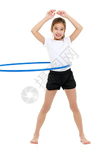 一个穿白色T恤的小女孩 用圈子来表演运动乐趣娱乐工作室闲暇健身房训练有氧运动喜悦舞蹈女性图片