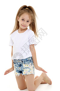 穿着纯白色T恤的小女孩 做广告和短裤微笑衬衫衣服广告女性女孩童年孩子棉布青年图片