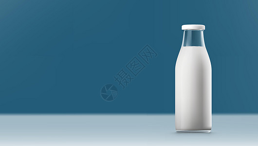 现实透明的清牛奶瓶孤立在蓝色上( Blue)图片