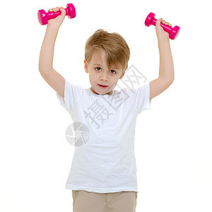 一个小男孩在举哑铃运动员孩子身体活力活动男性健身房男生手臂肌肉图片