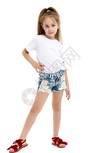 穿着纯白色T恤的小女孩 做广告和短裤孩子女孩棉布快乐微笑青年广告衬衫衣服童年图片