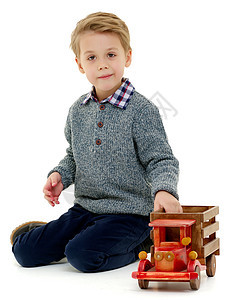 小男孩在玩木制汽车男生乐趣玩具教育家庭婴儿快乐运输游戏地面图片