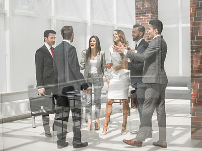 银行厅里有一群商业界人士站着女性大厅商务工作团体工人会议生意人职业经理图片
