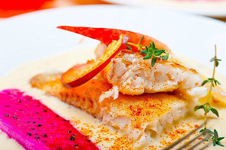 油炸海红花奶油锅百里香辣椒餐厅水果海鲜沙拉蔬菜营养午餐盘子图片