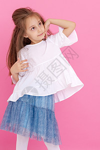 一个快乐的小女孩在跳舞女性裙子舞蹈家芭蕾舞艺术班级学校童年舞蹈工作室背景图片
