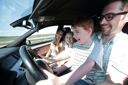 老爸和他的小儿子开着一辆汽车司机友谊时间男人座位童年教学笑脸微笑蓝图背景图片
