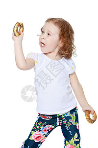 小女孩吃百吉饼小吃烹饪帽子包子面包烘烤面粉糕点孩子微笑图片