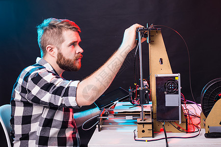 技术和工程概念男工程师晚上在实验室工作 他正在调整 3D 打印机组件发明工具教育检查技术员电气打印创新印刷项目图片
