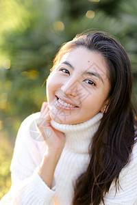 坐在外边的中国微笑女孩的肖像图片