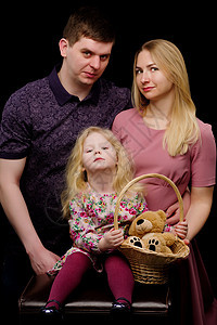 肖像 妈妈和爸爸 有一个小女儿儿子童年家庭微笑女士乐趣成人母亲青少年房子图片