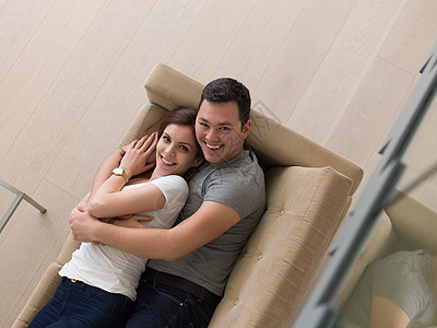 拥抱沙发的英俊夫妇夫妻长椅幸福情人妻子女孩微笑男朋友丈夫女性图片