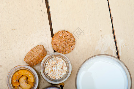 健康早餐早餐成分美食小吃勺子稀饭水果白色牛奶营养谷物饮食图片