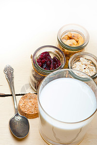 健康早餐早餐成分水果牛奶小吃浆果营养红色食物粮食勺子白色图片