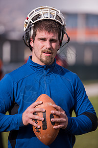 一位年轻的美国足球运动员的肖像晴天玩家场地地面头盔竞赛运动衣服运动装职业图片