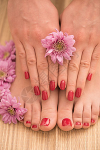 女用脚和手在温泉沙龙修脚卫生女士抛光治疗化妆品美甲按摩师美容女性图片