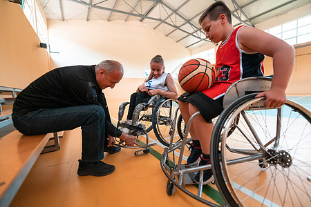 残疾篮球队教练为比赛的开始做好准备 有选择地聚焦于特定重点 您可选择如何在游戏开始时使用该选项人士卫生娱乐手指轮椅运动员竞赛康复图片