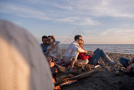 在海滩日落时和朋友共度欢乐的情侣男人朋友们潮人旅行沙滩假期派对营火友谊乐趣图片