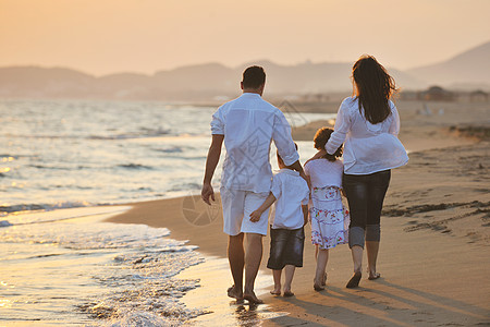 快乐的年轻家庭 在日落时在海滩上玩得开心母亲成人男性跑步喜悦父亲旅行孩子妈妈男生图片