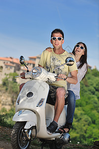 快乐的年轻爱情情侣的肖像 在滑雪摩托车上享受夏季时光情人农村微笑自行车男人安全冒险女朋友运输发动机图片