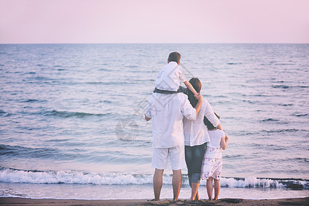 快乐的年轻家庭在海滩上玩得开心女儿天空假期闲暇旅行支撑海洋母亲孩子童年图片