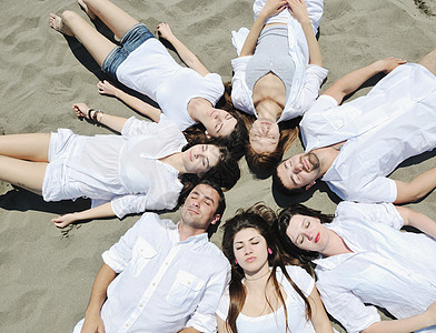 一群快乐的年轻人在海滩玩得开心喜悦男生青年男人幸福微笑假期团体女孩青少年图片