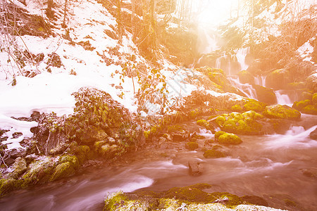美丽的冬季瀑布国家天堂溪流叶子公园运动岩石假期天空荒野图片