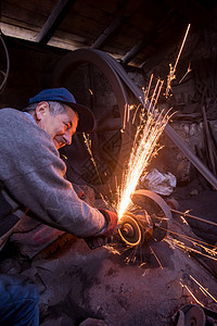 金属制品的铁匠打磨男人工具火焰工厂锤子商业店铺工人手工工匠图片