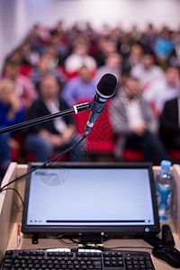 讲台上的膝上型计算机和麦克风大学国会会议房间演讲座位展览习俗观众办公室图片