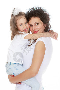 穿着牛仔裤白衬衫的母亲和女儿白色成人工作室家庭女士孩子父母女孩微笑头发图片