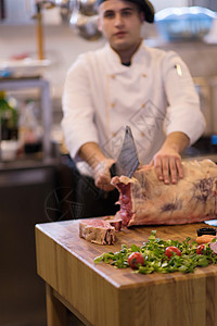 厨师切大牛肉鱼片男性美食牛肉牛扒餐厅斧头食物烹饪木板图片
