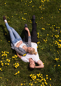 男人和女人都躺卧在草地上闲暇女士夫妻女朋友微笑乐趣喜悦女性女孩男性图片