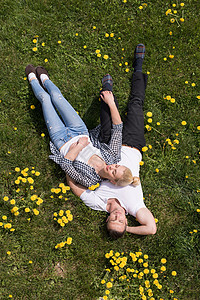 男人和女人都躺卧在草地上男性成人闲暇喜悦幸福女士夫妻男朋友女性微笑图片