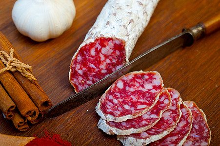 在木板上切碎的意大利传统盐酸治愈香肠胡椒木头乡村小吃食物美食猪肉熏制牛肉烹饪图片