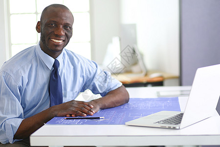 从事计算机和办公室蓝图工作的非洲美洲建筑设计师工作男性人士笔记本商务成人职场男人职业银行项目背景图片