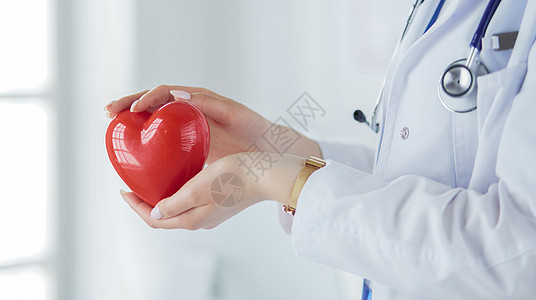 以轻度背景持有心脏心部听诊器的女医生工人护士医师卫生职业攻击药品女孩诊断心脏病学图片