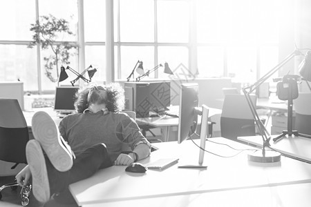 坐在桌子上双腿坐着的商务人士职场职业技术电脑管理人员男性成人商务思维商业图片