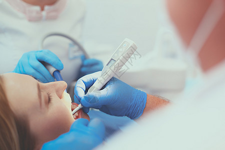 牙科诊所的医生和病人卫生女孩保健工具药品蓝色矫正口腔科椅子女性图片